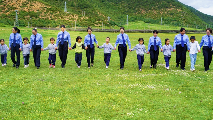 迪慶格?；ㄎ礄z團隊為快樂鳥幼兒園小朋友送去一份特殊的“畢業(yè)禮物”